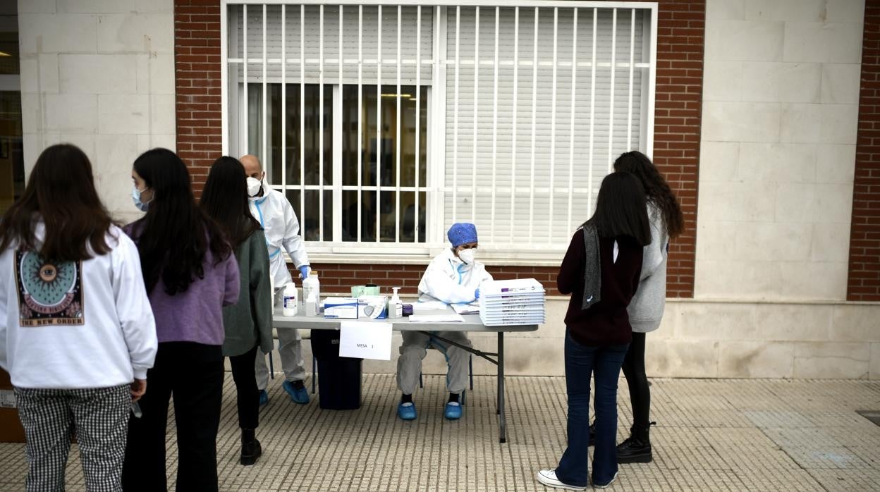 Dos test de Covid-19 gratis por persona cada semana para las familias con menores en edad escolar