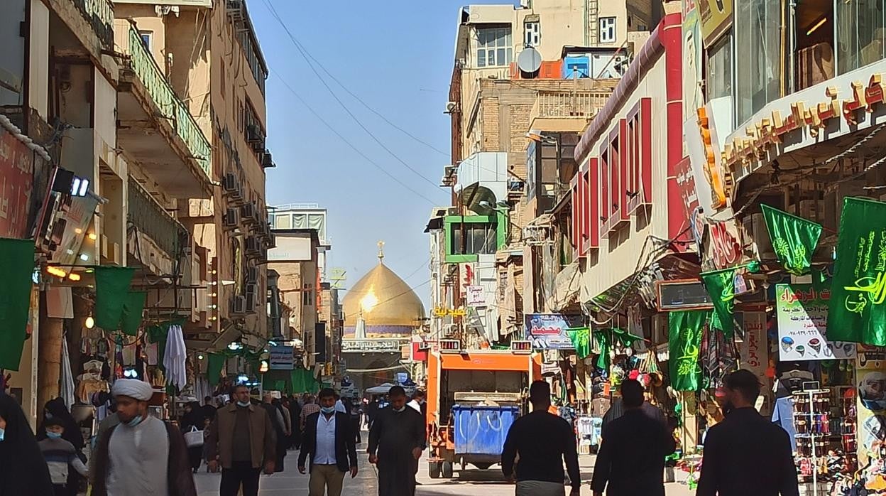 Calle «profeta» situada en la zona antigua de Nayaf en la que asoma la majestuosa mezquita