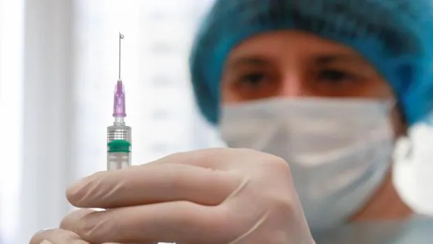 Austria suspende la inoculación de un lote de dosis de AstraZeneca tras la muerte de una vacunada