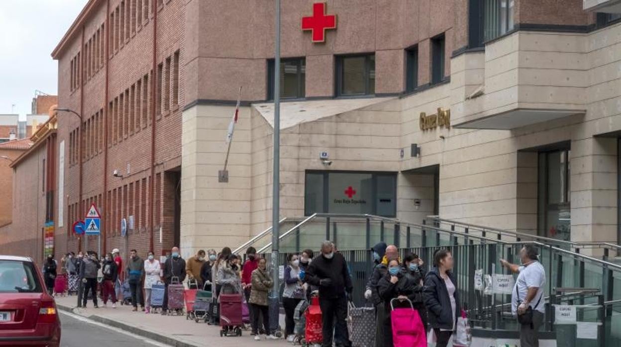 Colas a la entrada de Cruz Roja para pedir lotes de comida en Valladolid