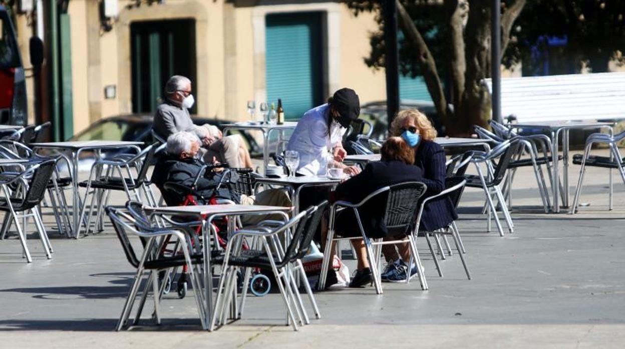 Comensales disfrutan en la terraza de un restaurante con un 30% de aforo en Ferrol