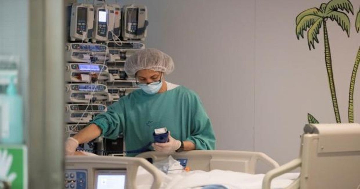 Personal sanitario atiende a un paciente en una UCI en un hospital de España