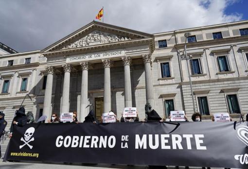 Manifestación contra la ley de eutanasia frente al Congreso de los Diputados