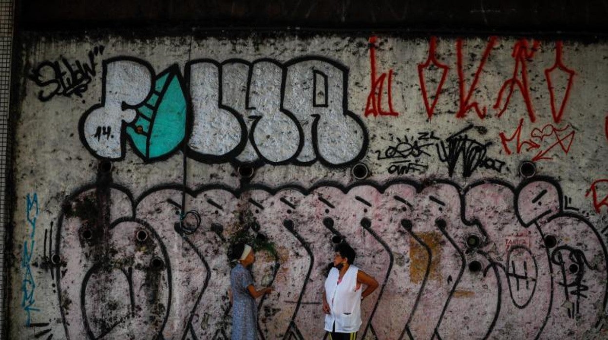 Dos mujeres conversan en la calle, en Sao Paulo