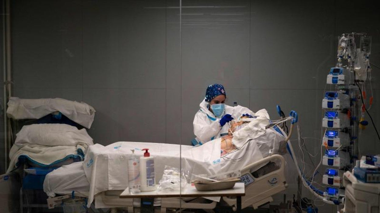 Una enfermera trabaja en el Hospital Isabel Zendal, de Madrid