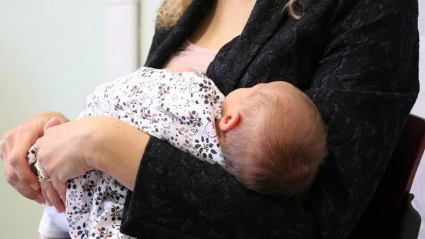 Dos madres vacunadas contra el Covid durante el embarazo transmiten los anticuerpos sus bebés