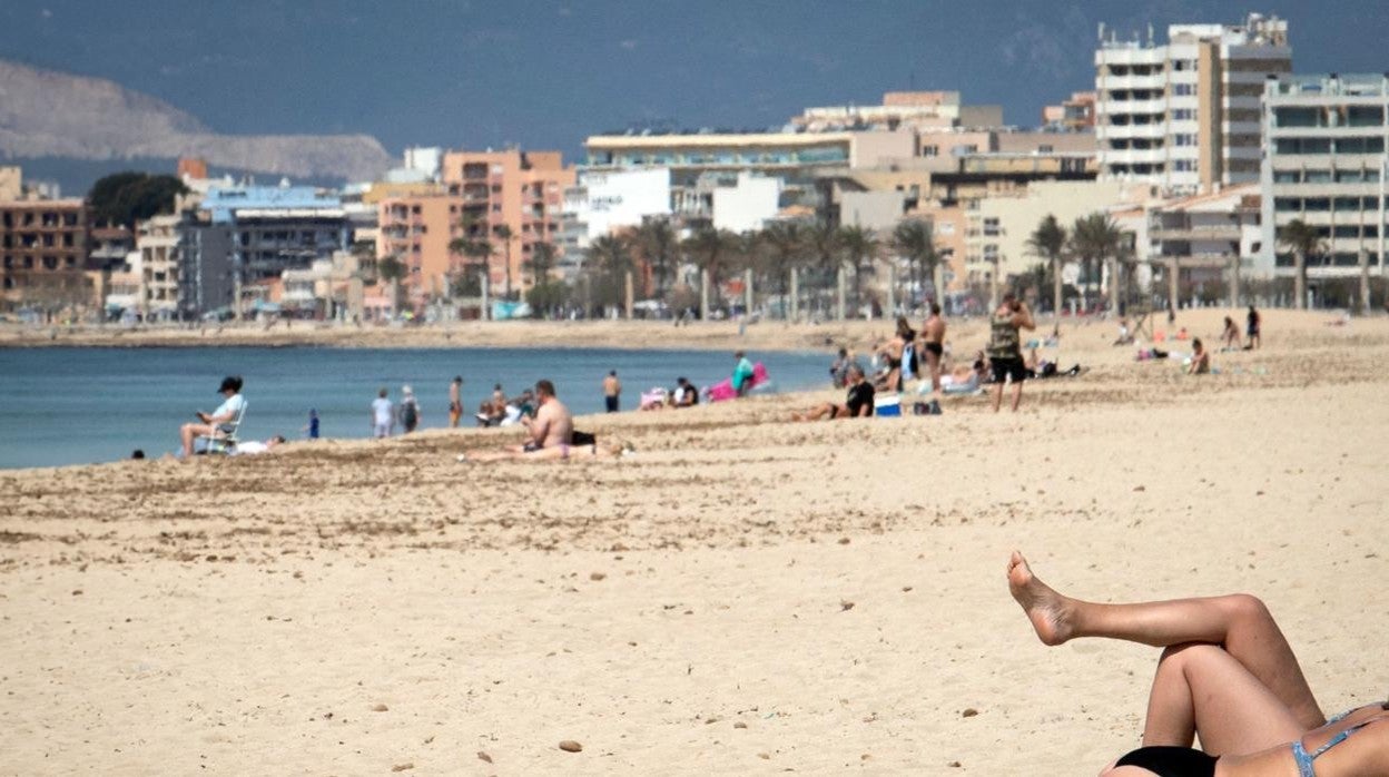 Entra en vigor la ley que obliga al uso de mascarilla en todos los lugares públicos, incluidas las playas