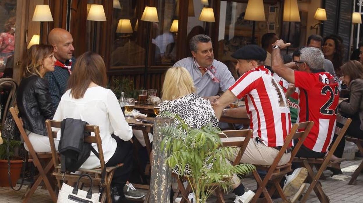 Aficionados del Athletic y Real por las calles de Sevilla