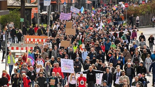 Miles de personas salen a las calles de Stuttgart para protestar contra las restricciones