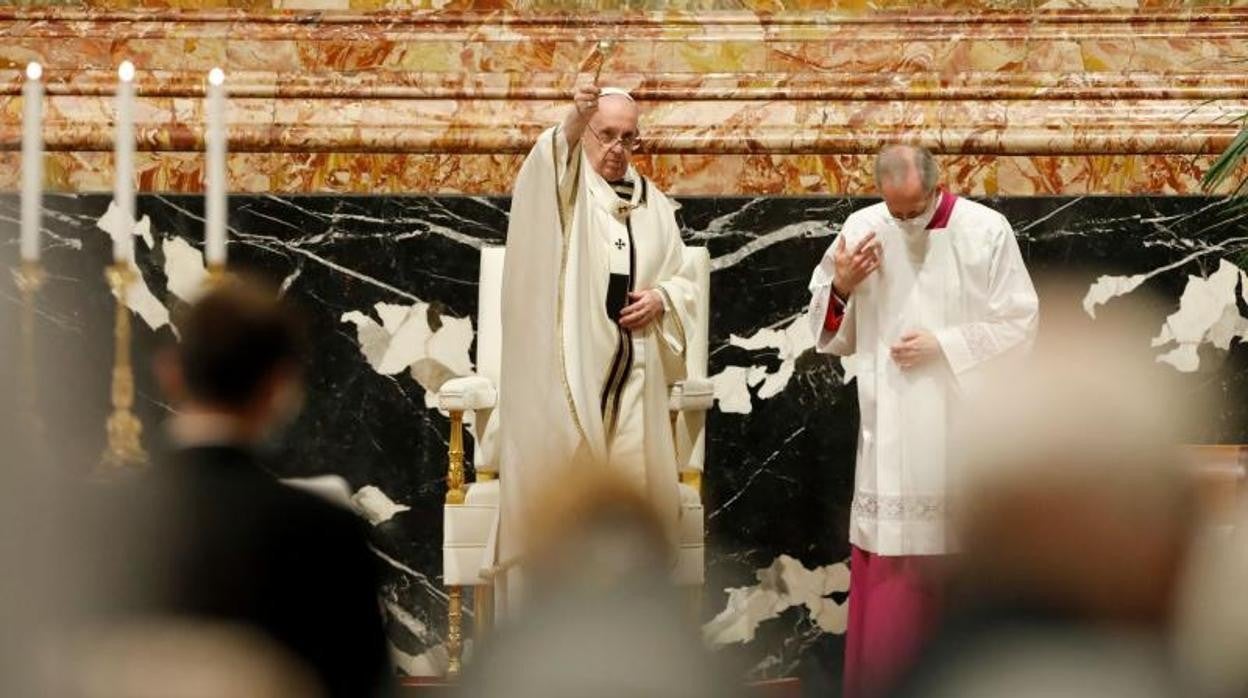 El Papa Francisco bendice a los asistentes mientras celebra la Vigilia Pascual en la Basílica de San Pedro, en el Vaticano