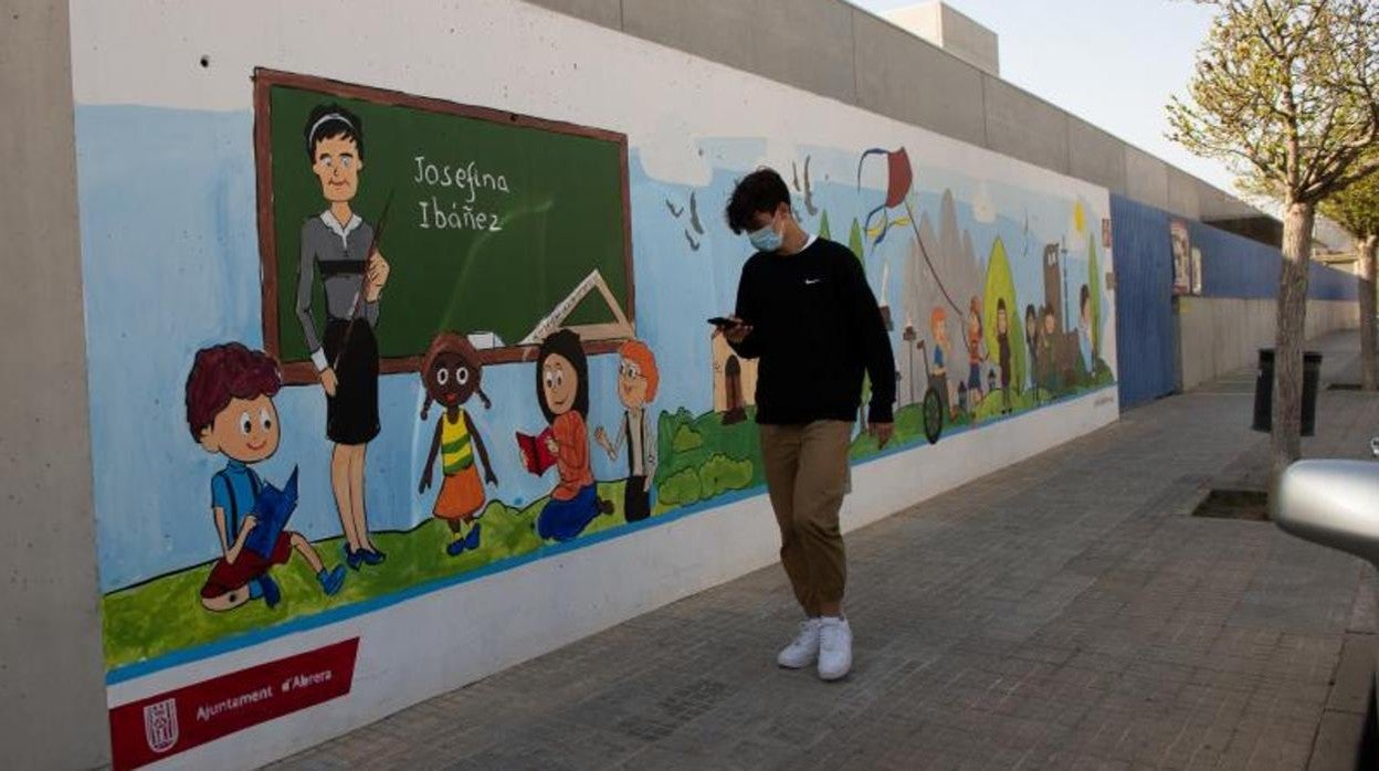 El colegio Josefina Ibáñez de Abrera (pobación a 40 kilómetros de Barcelona) impartía cero horas de clases en español a la semana –al margen de la asignatura lingüística– en Primaria.La Generalitat de Cataluña considera que los alumnos con este modelo dominan el español