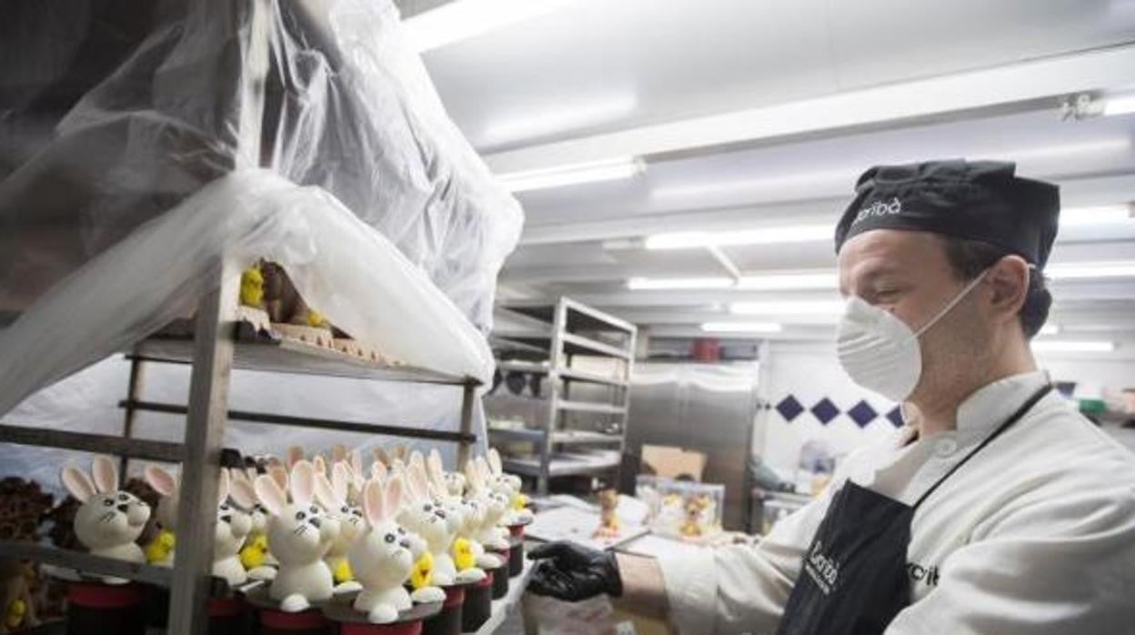 La pastelería Escribà trabajando en las monas de pascua