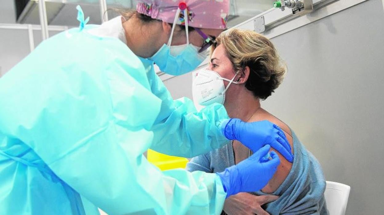 Vacunación en el Hospital Isabel Zendal a personal de Sanidad exterior, de AENA, médicos forenses y veterinarios