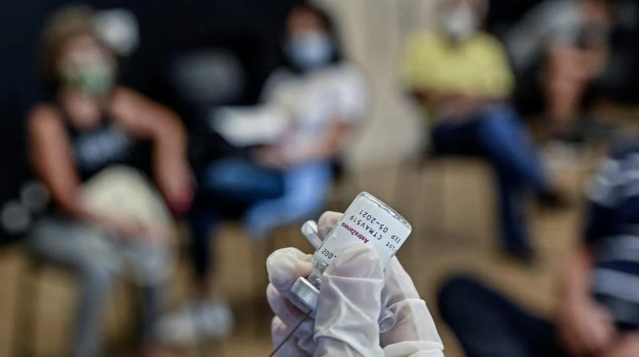 AstraZeneca «respeta» la decisión del Gobierno y comunidades de cambiar las pautas de vacunación