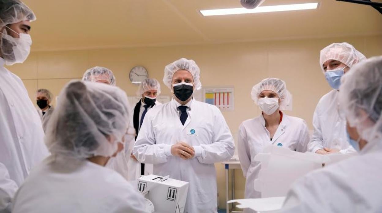 El presidente Emmanuel Macron visita un laboratorio francés donde se fabrica un componente de la vacuna de Pfizer