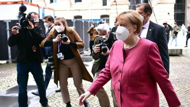 Merkel aboga por un confinamiento corto para rebajar drásticamente los contagios en plena vacunación