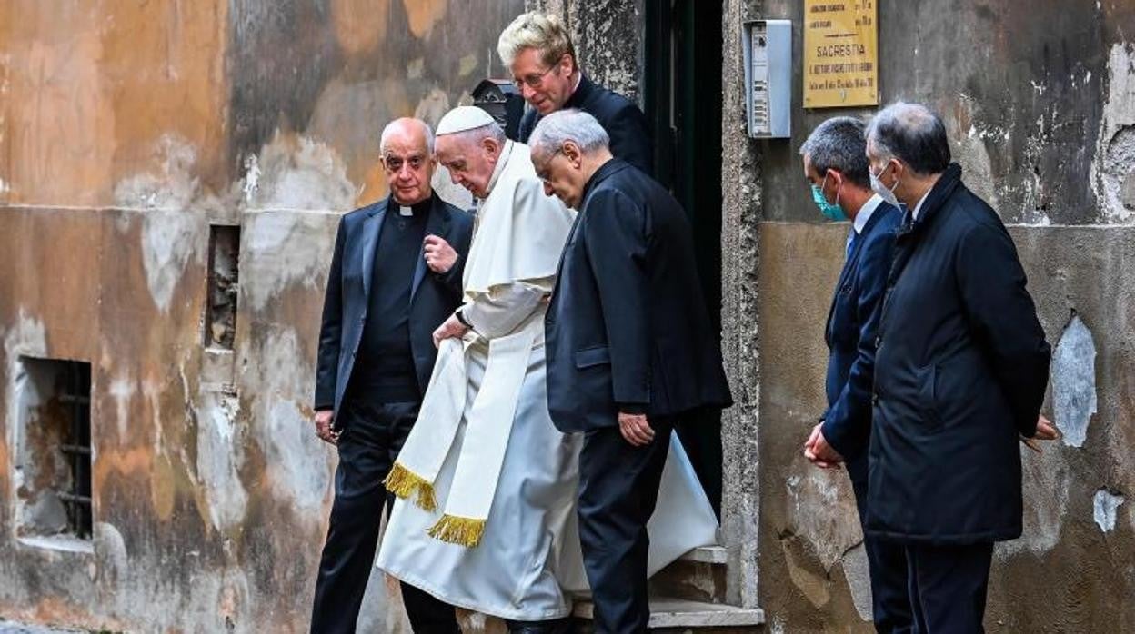 El Papa Francisco a la salida del santuario romano de la Divina Misericordia este domingo