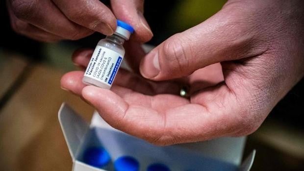 EE.UU. suspende la vacunación con Janssen por casos similares de trombosis a los de AstraZeneca