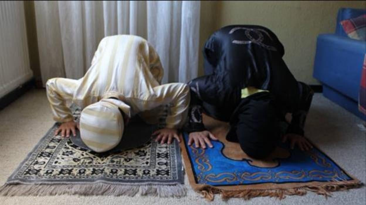 Dos musulmanes en la primera oración del día