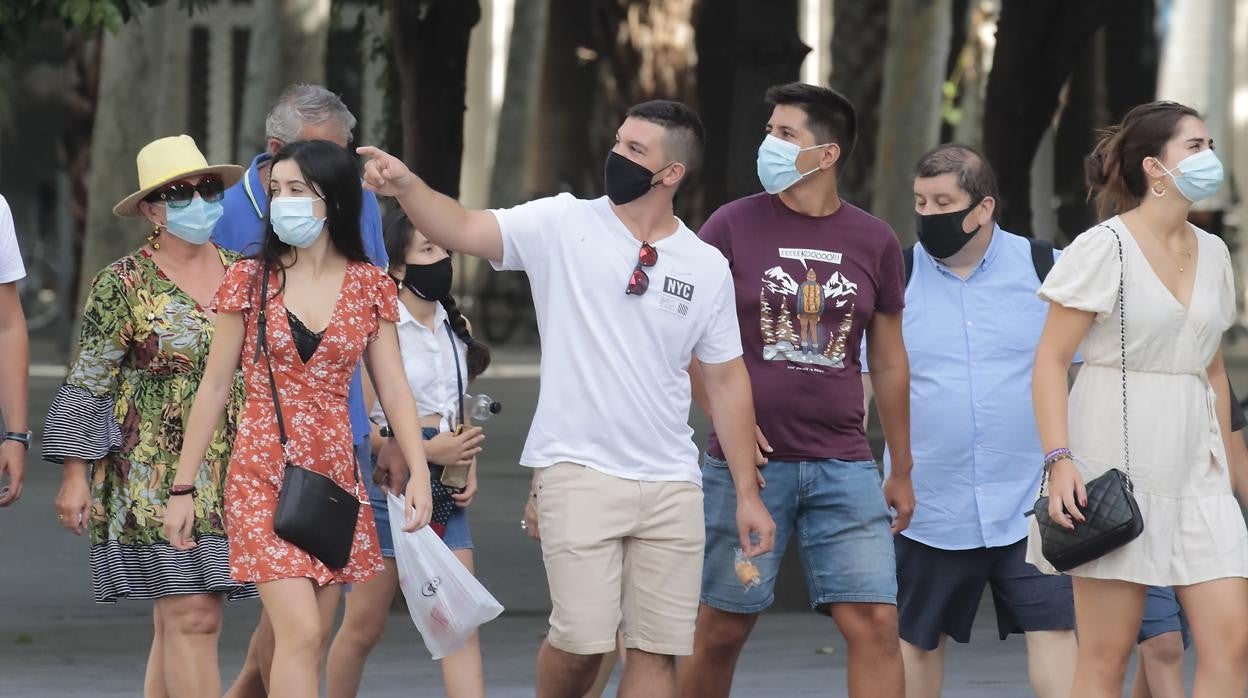 Un grupo de personas con mascarilla