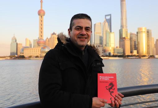 El madrileño Rafael Martín Rodríguez da clases de historia y literatura españolas en la prestigiosa Universidad de Fudan en Shanghái