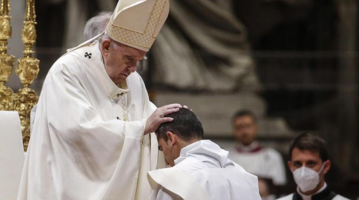 El Papa Francisco coloca sus manos sobre la cabeza de los sacerdotes recién ordenados