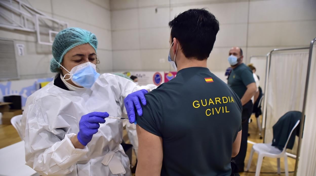 Imagen de archivo de la vacunación a agentes de Guardia Civil en Murcia