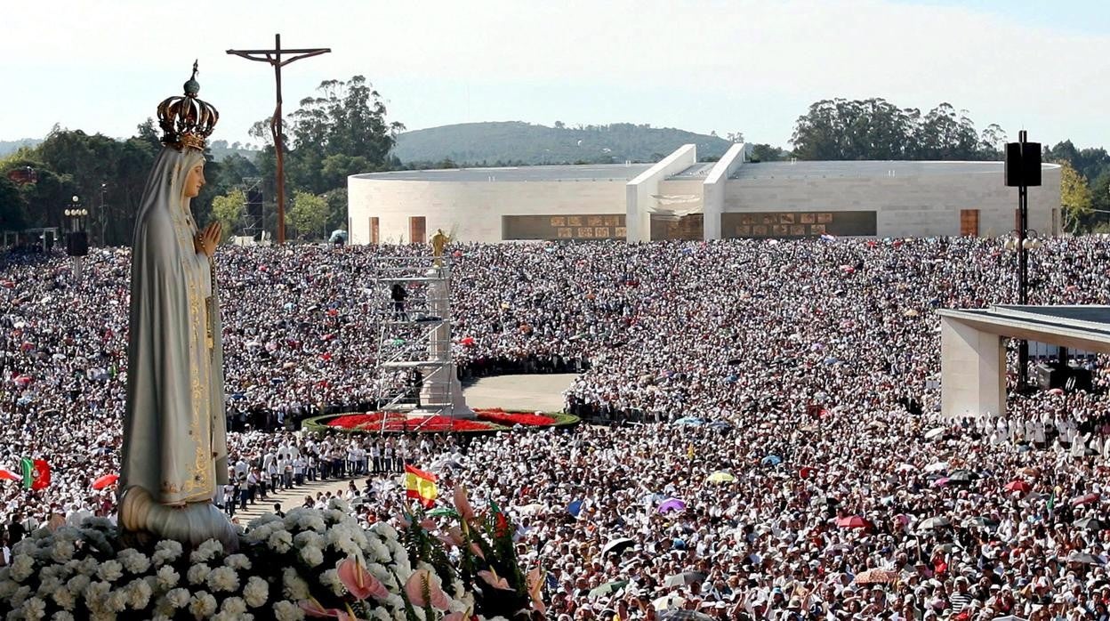 Miles de personas asisten a una procesión durante las celebraciones del 90 aniversario de la primera aparición de la Virgen a los tres niños pastores portugueses cerca de la nueva iglesia del Santuario de Fátima, en 2007