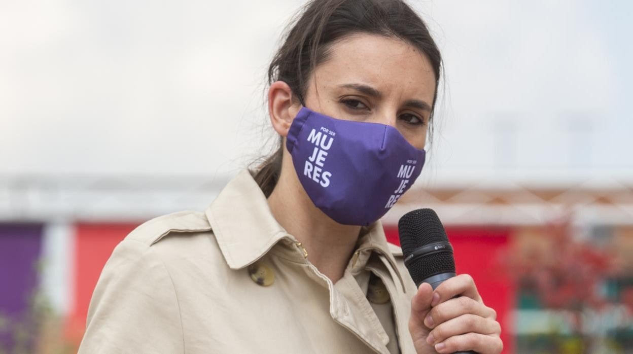 «Todas, todos, todes» se lee escritos a puño y letra de la ministra en sus notas, durante el acto electoral de Unidas Podemos el pasado 16 de abril en Madrid