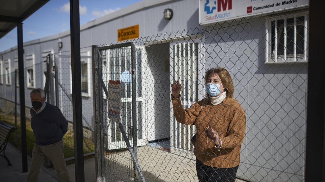Joshlin Pérez, a las puertas del centro de salud de Arroyomolinos / Vídeo: España supera los cinco millones de inmunizados