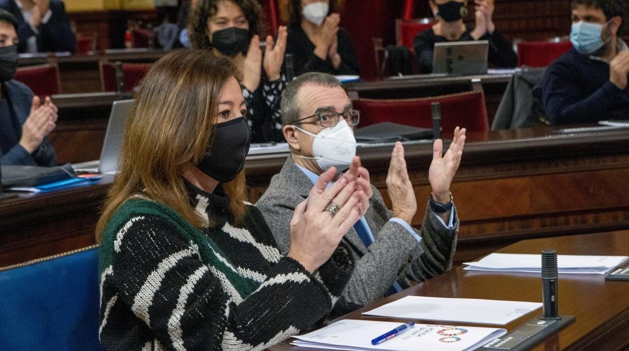 La presidenta balear, Francina Armengol (i), y el vicepresidente, Juan Pedro Yllanes (i) durante un pleno del Parlamento Balear celebrado este martes en Palma