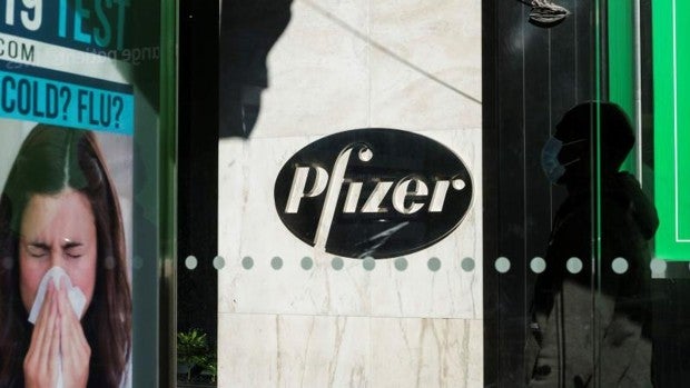 Bruselas confirma el pacto con BioNTech-Pfizer para comprar hasta 1.800 millones de dosis para la UE