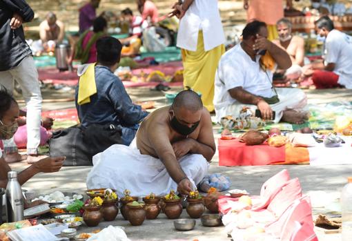 Devotos hindúes participan en un ritual en las afueras de Ahmedabad