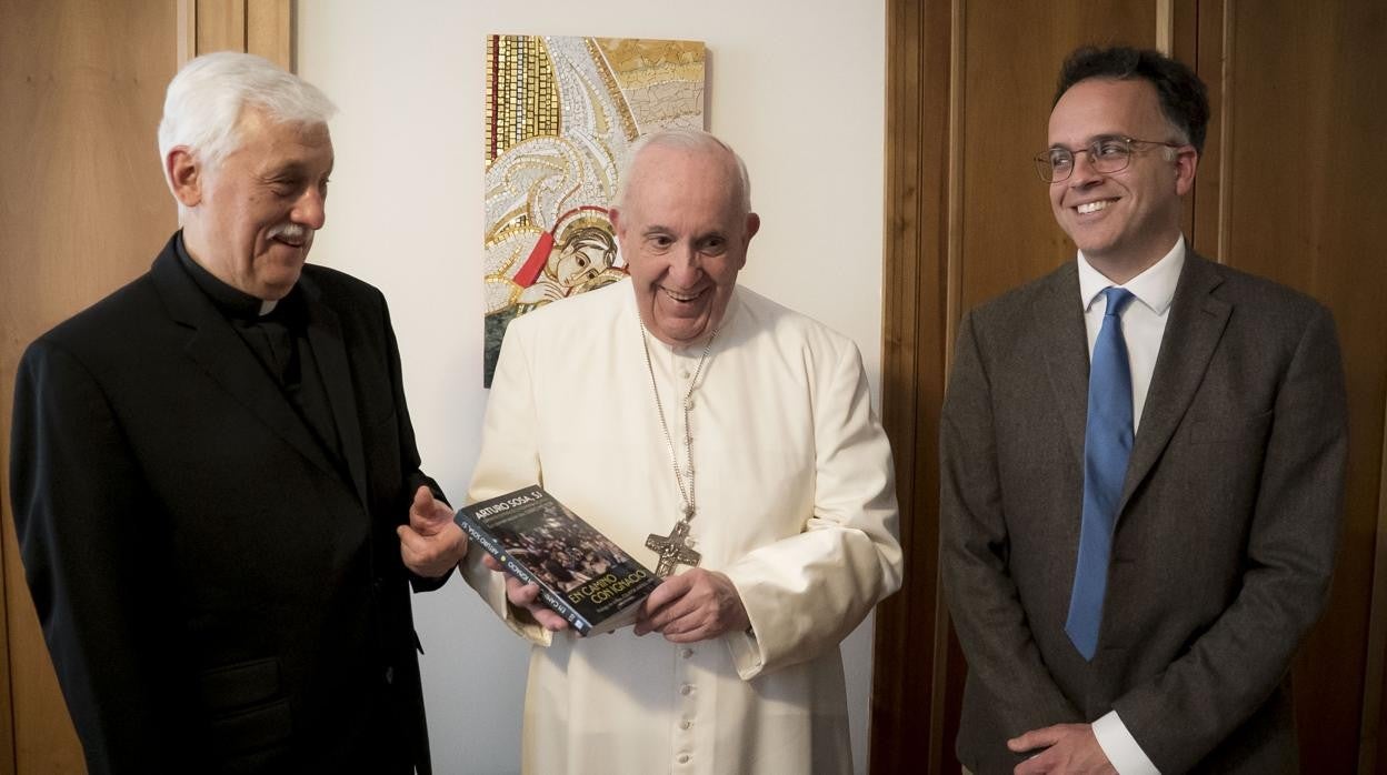 El superior de los jesuitas, Arturo Sosa, el Papa y el vaticanista español Darío Menor