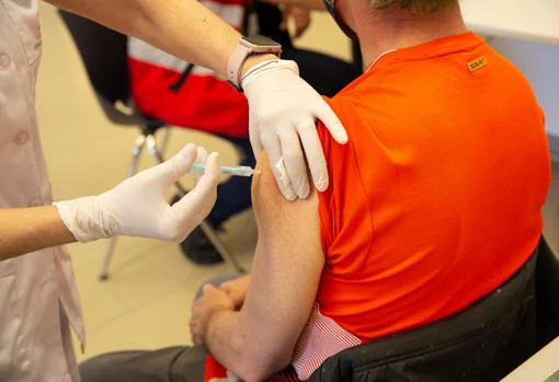 Vacunación de un trabajador de Seat en Cataluña