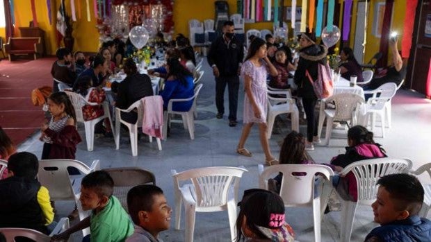 Un condado chino prohíbe fiestas de cumpleaños y otras celebraciones para evitar las comidas abundantes