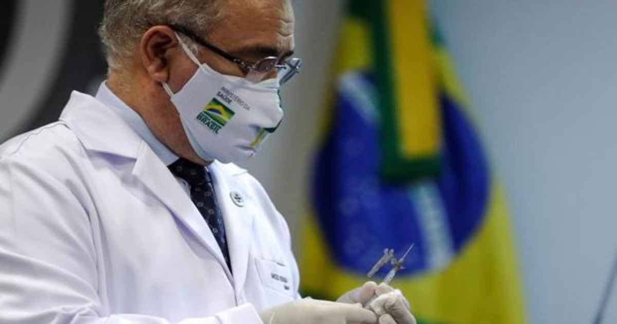 El Ministro de Salud de Brasil, Marcelo Queiroga, sostiene una dosis de la vacuna de Pfizer contra el Covid-19