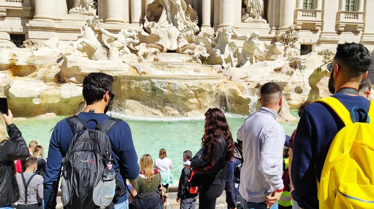 Los primeros turistas, tras el confinamiento, empiezan a llenar los monumentos emblemáticos de Roma, como la Fontana de Trevi