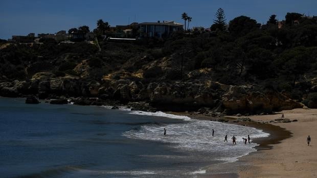 Multas de entre 50 y 100 euros en Portugal para quienes accedan a las playas sin mascarilla