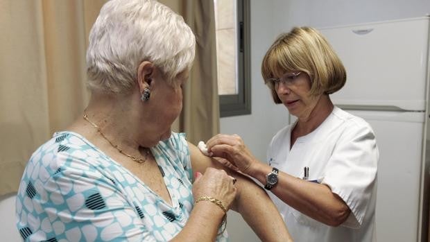 Los primeros vacunados con las dos dosis llegan a los hospitales