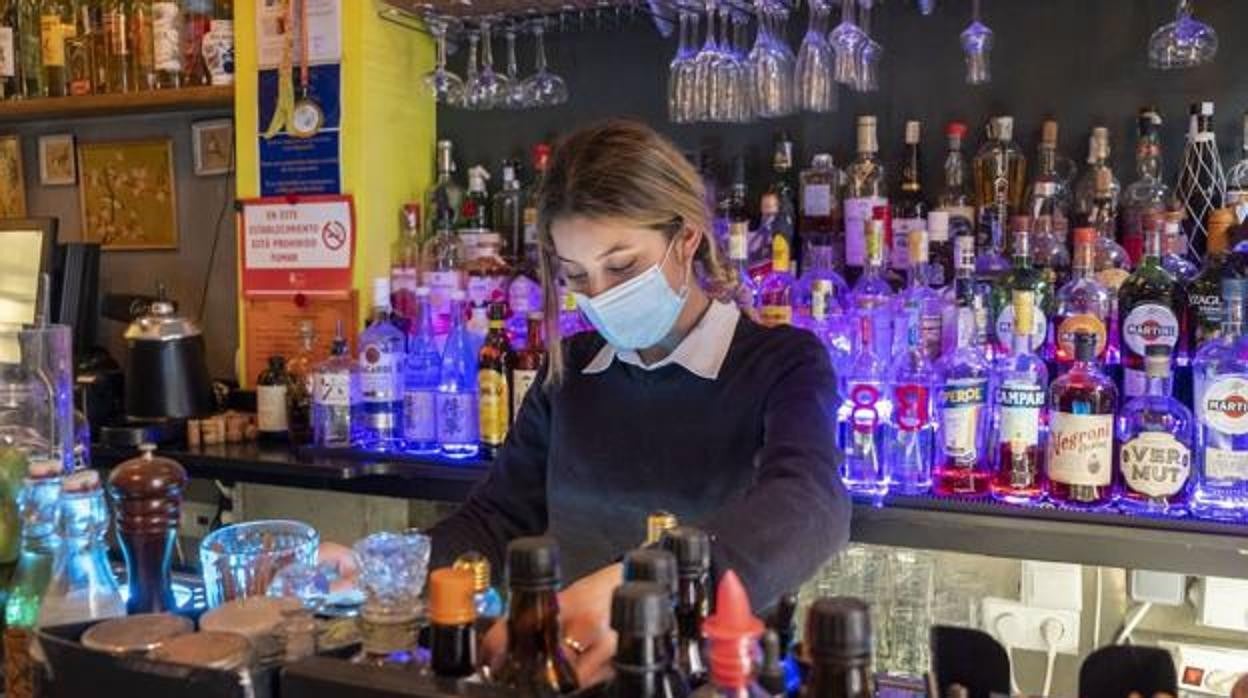 Una camarera tras la barra de un bar de Santander