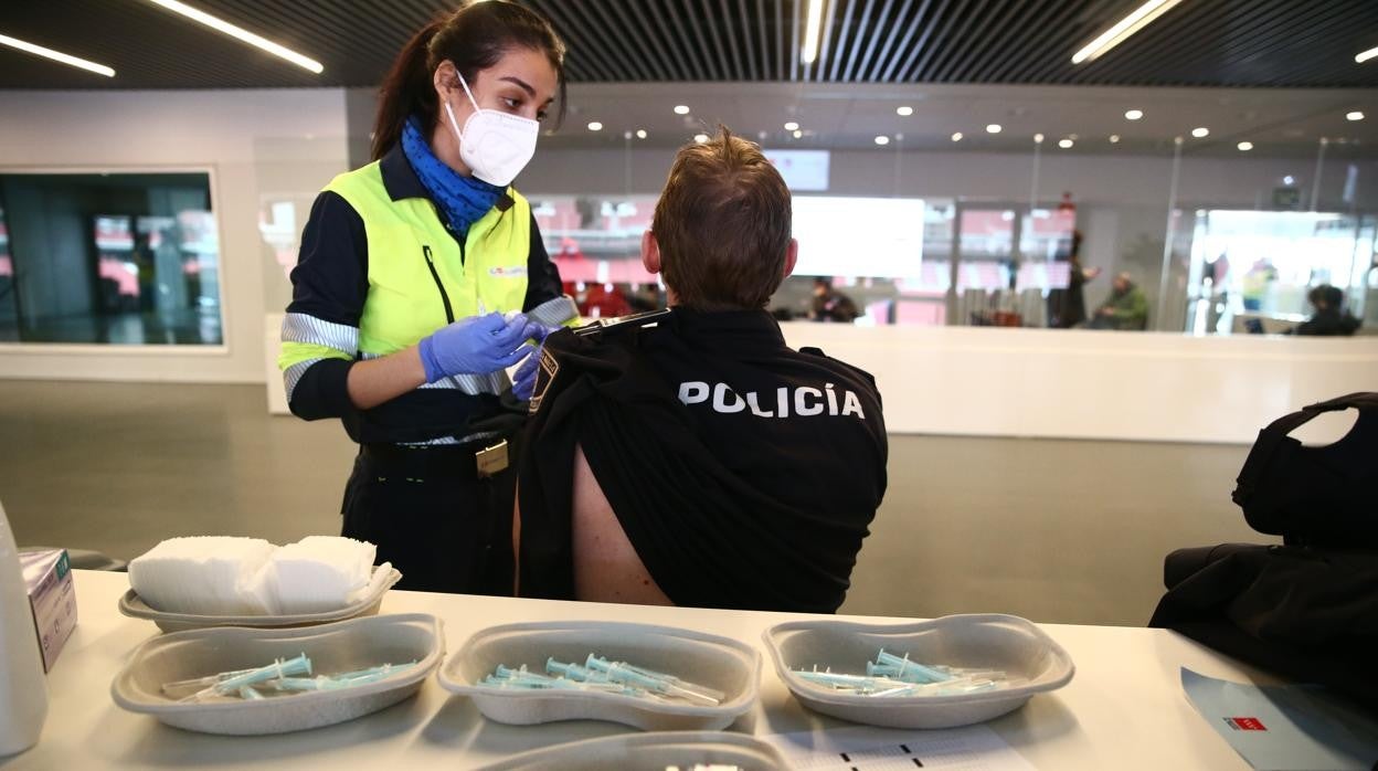 Vacunación con AstraZeneca de trabajadores esenciales en Madrid