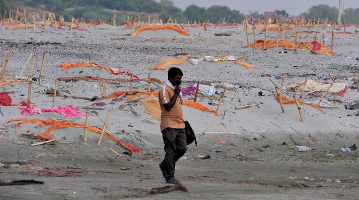 Muchos muertos han sido enterrados a orillas del río Ganges