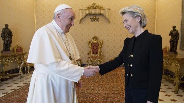 Von der Leyen aborda la crisis migratoria y sanitaria con el Papa