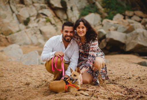 María Guerrero y Javi Fernández, junto a su perro