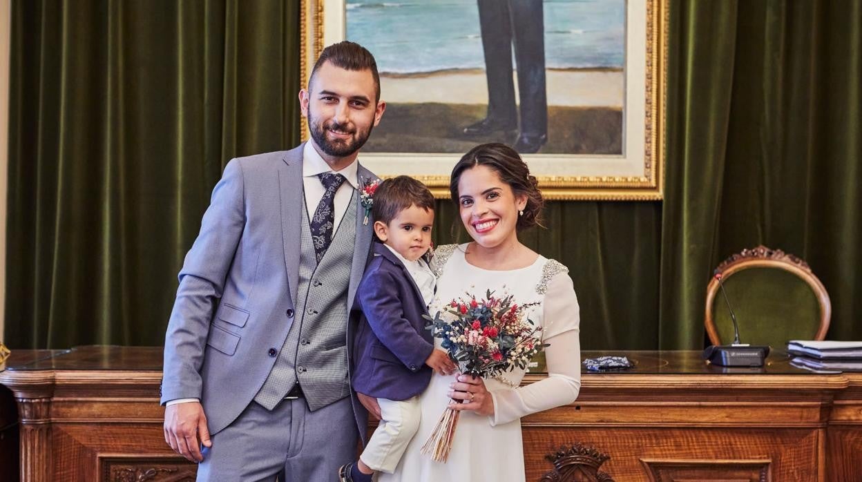Sara Comes, Daniel Membrives y su hijo el día de su boda, el pasado 24 de abril/ El sector de las comuniones reactiva su actividad tras meses de parón por la pandemia