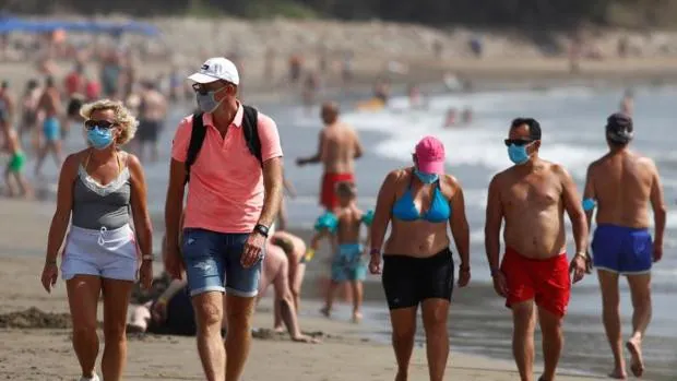 Los turistas nacionales ya vacunados no tendrán que presentar una PCR para entrar en Canarias