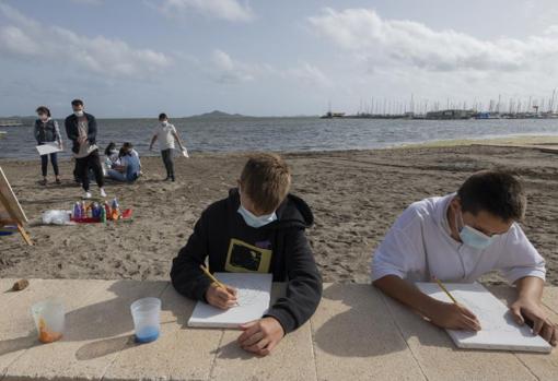Alumnos de Primaria pintan en la playa