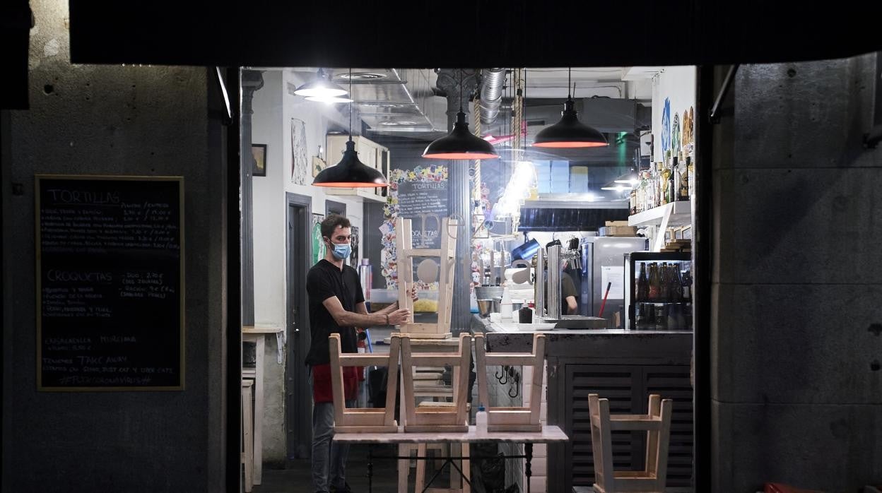 El interior de un bar de Madrid, ayer, a la hora del cierre