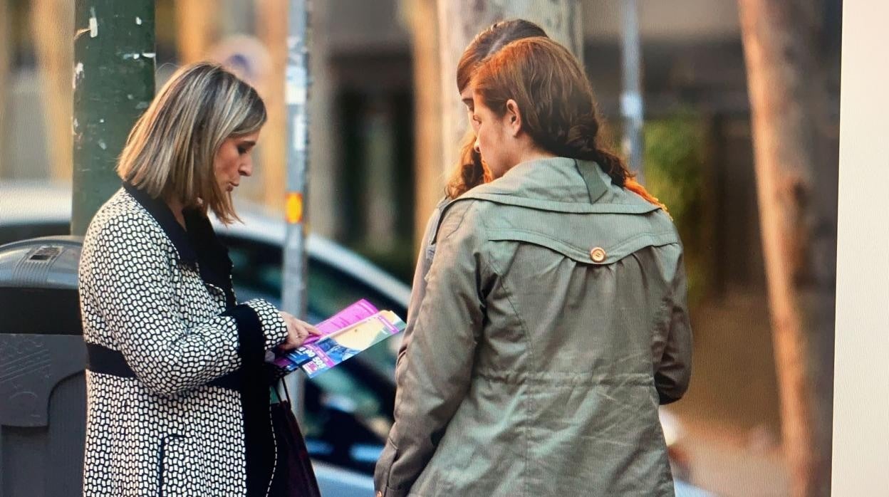 Los grupos provida ofrecen información a las mujeres en las inmediaciones de las clínicas abortistas